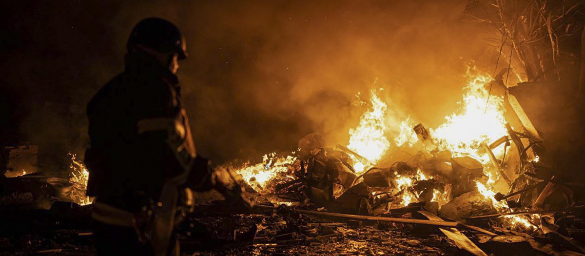 Kyiv (Ukraine), 16/05/2023.- A handout photo released by the press service of the State Emergency Service (SES) of Ukraine shows rescuers putting out a fire following a rocket attack, in Kyiv (Kiev), Ukraine, 16 May 2023, amid Russia's invasion. According to Yuriy Ignat, the speaker of the Air Force of the Armed Forces of Ukraine, Russian forces launched attacks on Ukraine with 18 missiles of various types, adding that all the 18 missiles were destroyed. According to the Kyiv Regional Military Administration, missile debris fell in Kyiv's Solomianskyi, Shevchenkivskyi, Sviatoshynskyi, Obolonskyi and Darnytskyi districts. Russian troops entered Ukrainian territory in February 2022, starting a conflict that has provoked destruction and a humanitarian crisis. (Atentado, Incendio, Rusia, Ucrania) EFE/EPA/STATE EMERGENCY SERVICE OF UKRAINE HANDOUT -- BEST QUALITY AVAILABLE -- MANDATORY CREDIT: STATE EMERGENCY SERVICE OF UKRAINE -- HANDOUT EDITORIAL USE ONLY/NO SALES