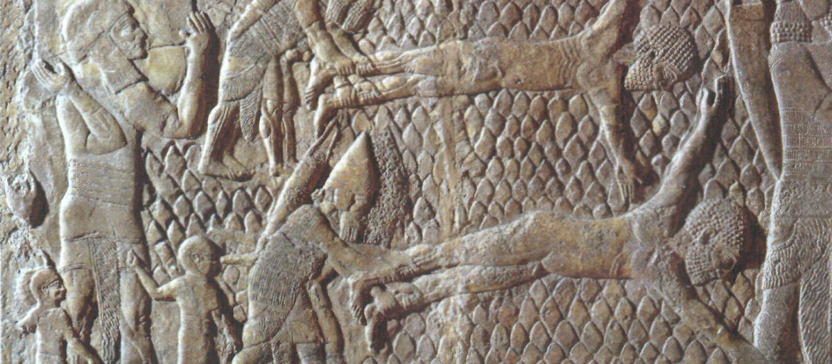 Escena de tortura en un relieve asirio