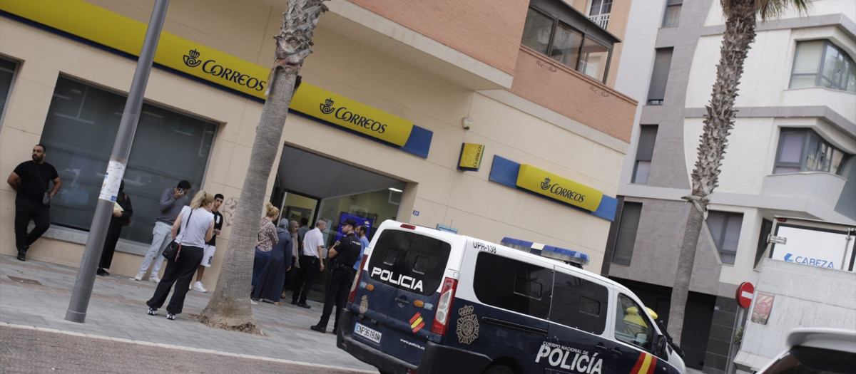 Un furgón policial frente a una oficina de correos, a 17 de mayo de 2023, en Melilla (España). El lunes 15 de mayo, Vox presentó ante la Junta Electoral Provincial un escrito en el que solicita la suspensión del voto por correo en la ciudad de Melilla denunciando supuestas "irregularidades" que podrían alterar el resultado de las elecciones del próximo 28 de mayo. Esta denuncia tuvo lugar minutos después de que el principal partido del Gobierno melillense, Coalición por Melilla (CPM), anunciase que pedirá al Tribunal Contencioso-Administrativo la suspensión de las elecciones del 28 de mayo en la ciudad española del norte de África por un supuesto "fraude masivo" en forma de "compra de votos" tras duplicarse en estos comicios el voto por correo y por los atracos sufridos por los carteros de Correos que reparten la documentación electoral en la ciudad.
17 MAYO 2023;CORREOS;FRAUDE;ELECCIONES;VOTOS;VOTO POR CORREO;MELILLA;POLÍTICA;VOX
Ilies Amar / Europa Press
17/5/2023