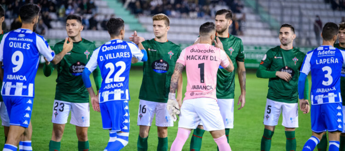 El saludo entre jugadores del Racing de Ferrol y el Deportivo de La Coruña en el partido de esta temporada