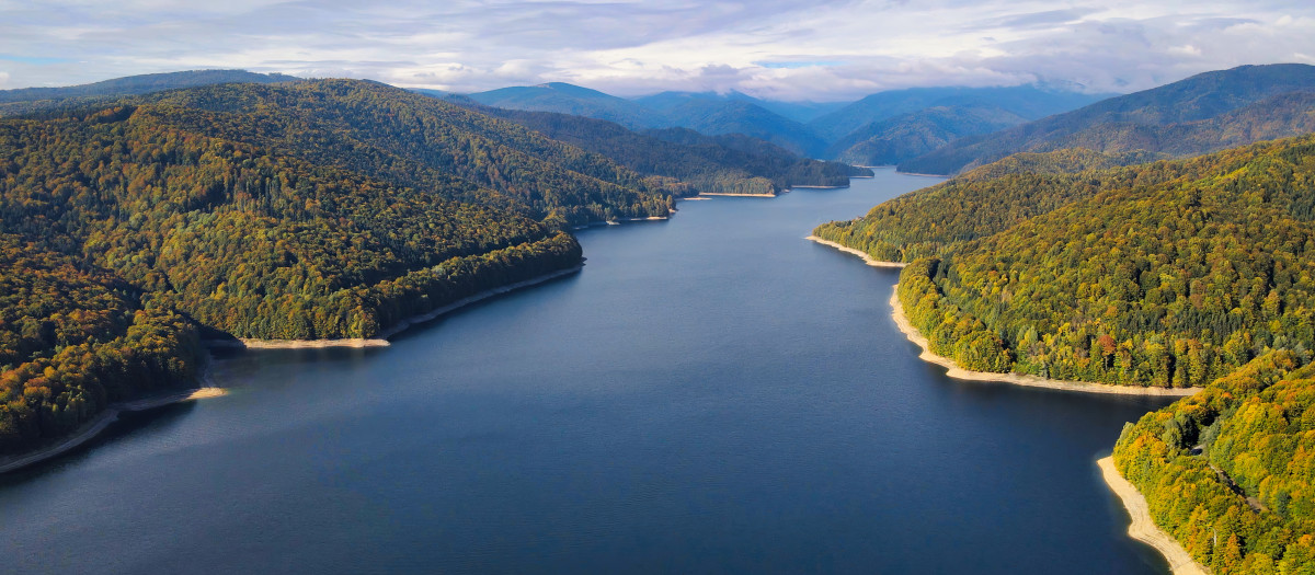 Vista del lago Vidraru, en Rumanía