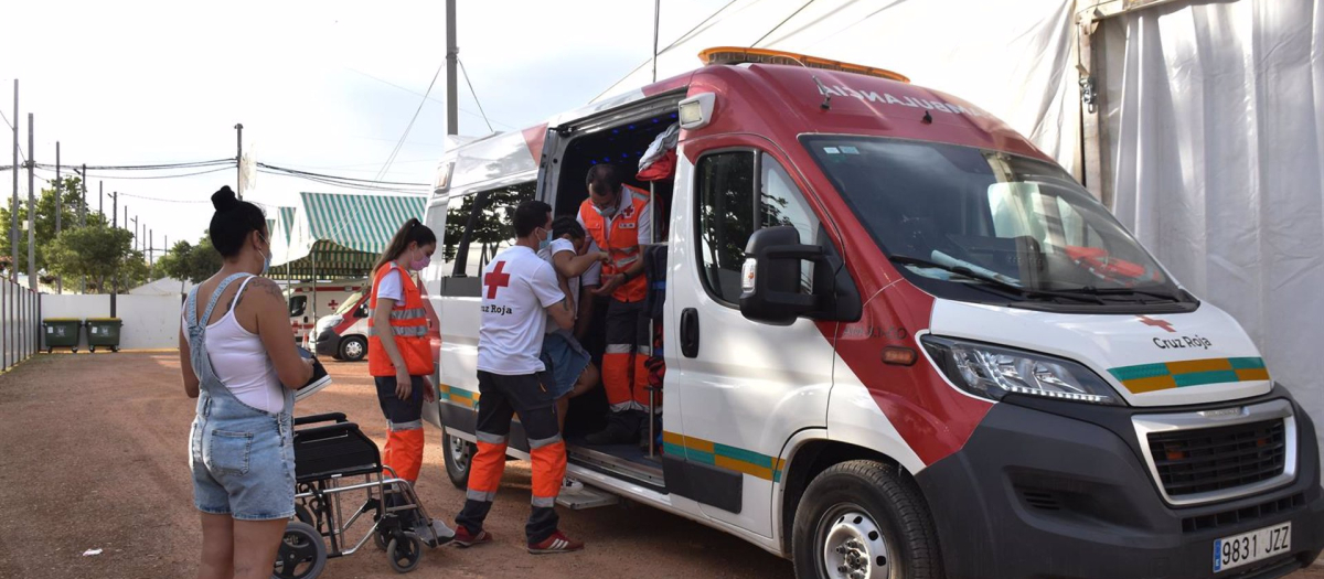 Un centenar de personas y cuatro ambulancias conforman el dispositivo sanitario de Cruz Roja para la Feria