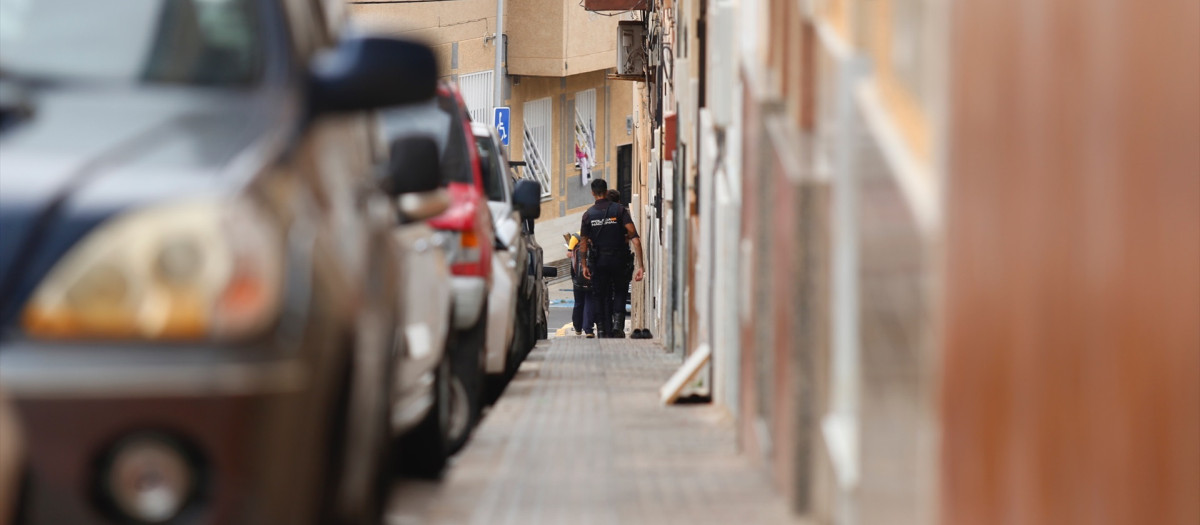 Policía acompaña a un trabajador de correos, a 17 de mayo de 2023, en Melilla (España). El lunes 15 de mayo, Vox presentó ante la Junta Electoral Provincial un escrito en el que solicita la suspensión del voto por correo en la ciudad de Melilla denunciando supuestas "irregularidades" que podrían alterar el resultado de las elecciones del próximo 28 de mayo. Esta denuncia tuvo lugar minutos después de que el principal partido del Gobierno melillense, Coalición por Melilla (CPM), anunciase que pedirá al Tribunal Contencioso-Administrativo la suspensión de las elecciones del 28 de mayo en la ciudad española del norte de África por un supuesto "fraude masivo" en forma de "compra de votos" tras duplicarse en estos comicios el voto por correo y por los atracos sufridos por los carteros de Correos que reparten la documentación electoral en la ciudad.
17 MAYO 2023;CORREOS;FRAUDE;ELECCIONES;VOTOS;VOTO POR CORREO;MELILLA;POLÍTICA;VOX
Ilies Amar / Europa Press
17/5/2023