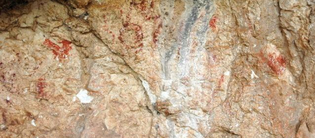 Pinturas rupestres en una cueva de Penáguila, Alicante