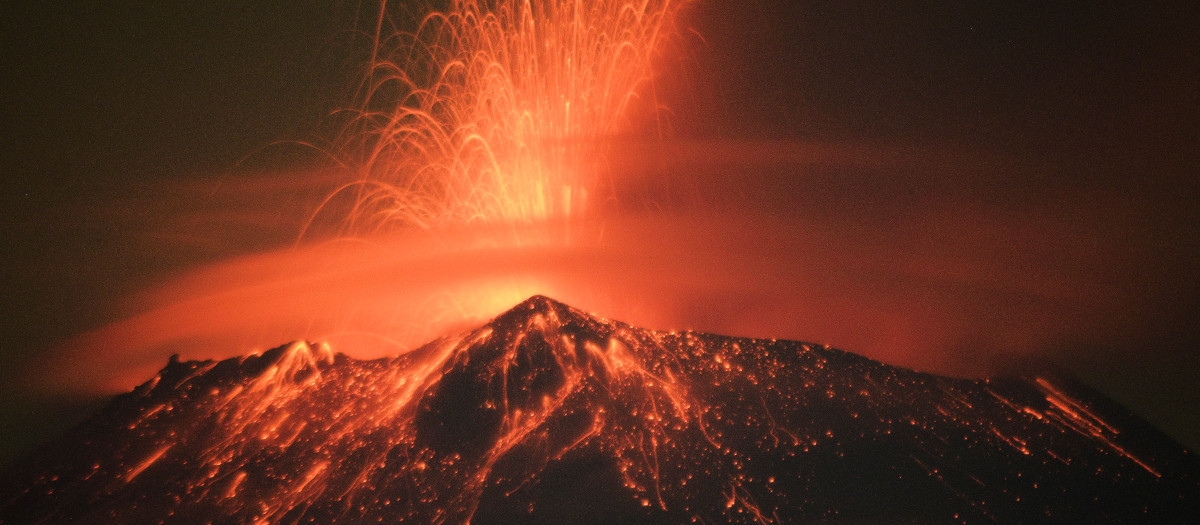 Materiales incandescentes, ceniza y humo son arrojados desde el volcán Popocatépetl en San Nicolás de los Ranchos, estado de Puebla, México