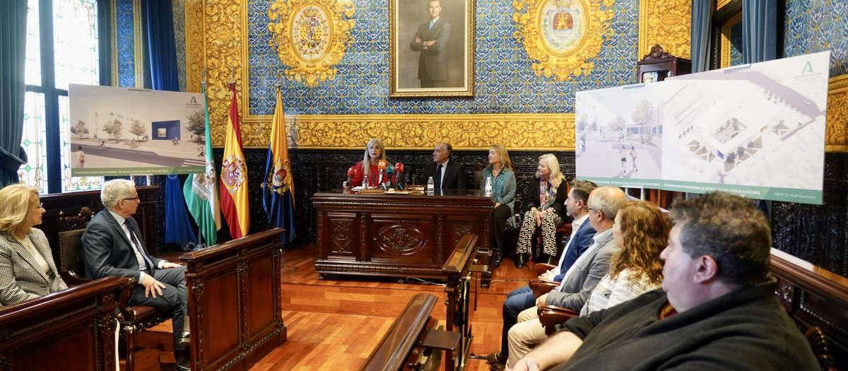 La consejera de Educación, Patricia del Pozo, durante  la presentación del proyecto de la nueva sede del Conservatorio Profesional de Música Paco de Lucía, en el ayuntamiento de Algeciras a 21 de marzo del 2023 (Cádiz, Andalucía). La Consejería de Desarrollo Educativo y Formación Profesional, a través de la Agencia Pública Andaluza de Educación, ha contratado el servicio de redacción de proyecto y estudio de seguridad y salud, dirección de obra, dirección de ejecución de obra y coordinación de seguridad y salud para la construcción de la nueva sede del Conservatorio Profesional de Música Paco de Lucía de Algeciras (Cádiz). La Consejería de Desarrollo Educativo y Formación Profesional, a través de la Agencia Pública Andaluza de Educación, ha contratado el servicio de redacción de proyecto y estudio de seguridad y salud, dirección de obra, dirección de ejecución de obra y coordinación de seguridad y salud para la construcción de la nueva sede del Conservatorio Profesional de Música Paco de Lucía de Algeciras (Cádiz).
Eduardo Briones / Europa Press
(Foto de ARCHIVO)
21/3/2023