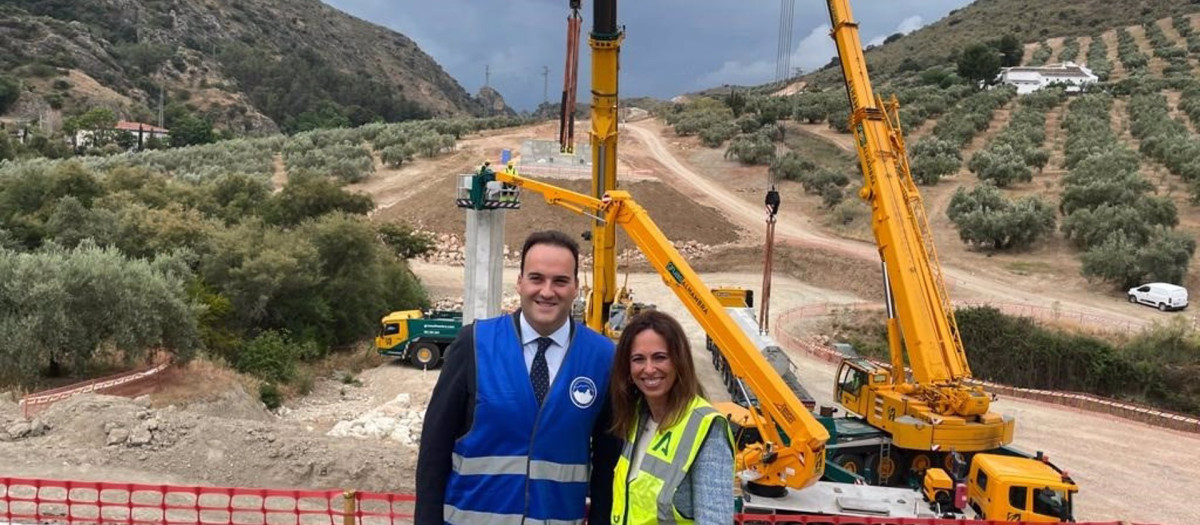 La consejera de Fomento visita las obras de la variante de Angosturas en Priego de Córdoba