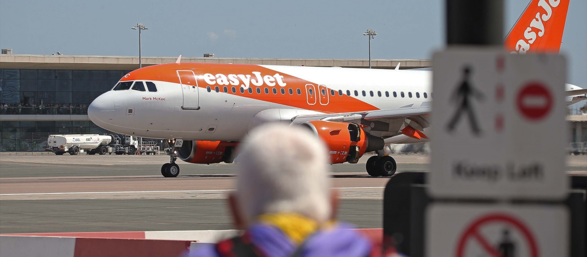 Un avión apunto de despegar en el Aeropuerto Internacional de Gibraltar