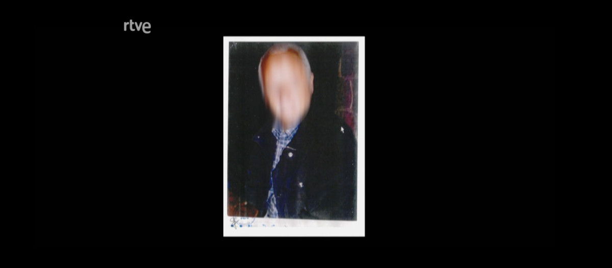 Imagen del documental, con el rostro pixelado del que, según la policía, era el dueño del boleto ganador