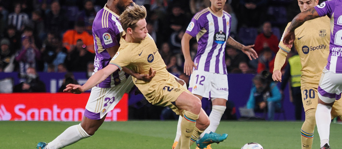 El centrocampista del Barcelona Frenkie de Jong (2-i) protege un balón ante Cyle Larin (i), del Valladolid, durante el partido de Liga en Primera División que Real Valladolid y FC Barcelona disputan este martes en el estadio José Zorrilla. EFE/R. García