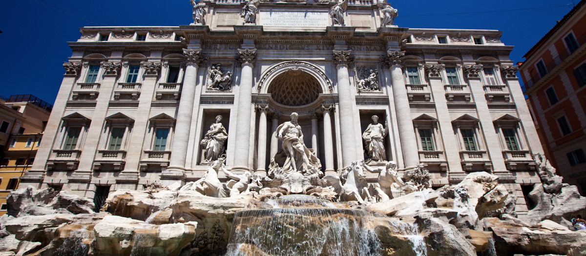 La Fontana de Trevi, de estilo barroco, está dedicado al dios