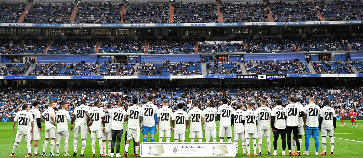 Todos los jugadores del Real Madrid, titulares y suplentes, han salido con la camiseta de Vinicius