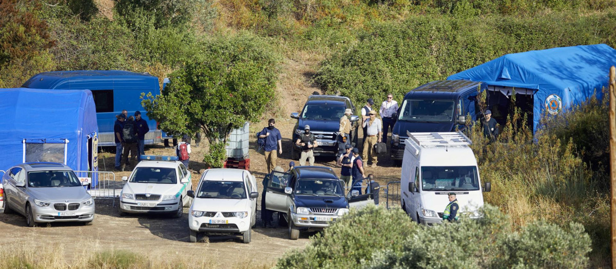 Las autoridades portuguesas se reúnen en un campamento base improvisado de la Policía Judicial (PJ) en la zona de la presa de Arade, Portugal