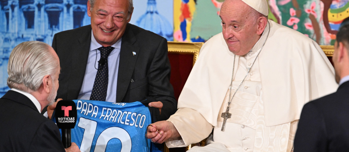 Owner of SSC Napoli football club, Aurelio De Laurentiis (L) speaks to Pope Francis (R) as co-Director of the NGO Scholas Occurentes Jose Maria del Corral (C) looks on, after De Laurentiis presented the Pope with a jersey of SSC Napoli flocked with his name, during the "Eco-Educational Cities" conference organised by Scholas Ocurrentes and aimed at promoting education and sustainability on May 25, 2023 at the Augustinian Patristic Pontifical Institute in Rome. (Photo by Andreas SOLARO / AFP)