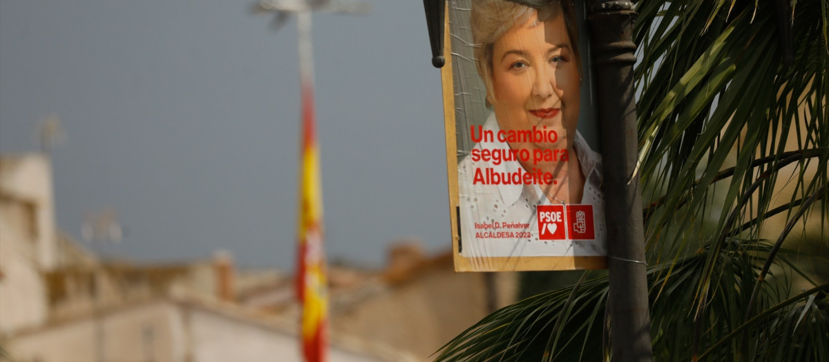 Un cartel de la candidata a la Alcaldía de la localidad, a 25 de mayo de 2023, en Albudeite, Región de Murcia (España). La Guardia Civil investiga a la candidata del PSOE a la Alcaldía de Albudeite, Isabel de los Dolores Peñalver, por una presunta compra de votos. Junto a ella también ha declarado como investigado uno de los integrantes de la lista del PSRM a la Asamblea, el número 19, Héctor Antonio Martínez. Tras prestar declaración, el Instituto Armado ha dejado a ambos en libertad con cargos y ahora será un juzgado de Mula el que seguirá adelante con la causa, que se encuentra bajo secreto de sumario. El PSRM asegura que no va a tolerar “ningún tipo de falta de ejemplaridad”.
25 MAYO 2023;COMPRA;VOTOS;CANDIDATA;SOCIALISTA;PSOE;ALCALDÍA;ELECCIONES;COMICIOS;28M;INVESTIGACIÓN
Edu Botella / Europa Press
25/5/2023