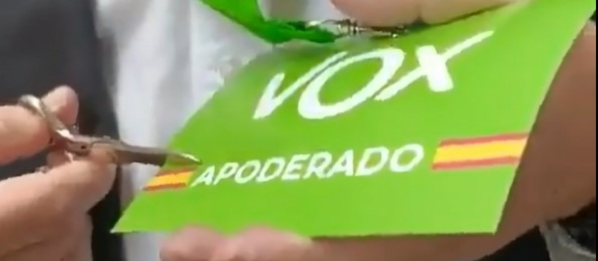 Un apoderado de Vox recorta la bandera de España de su acreditación