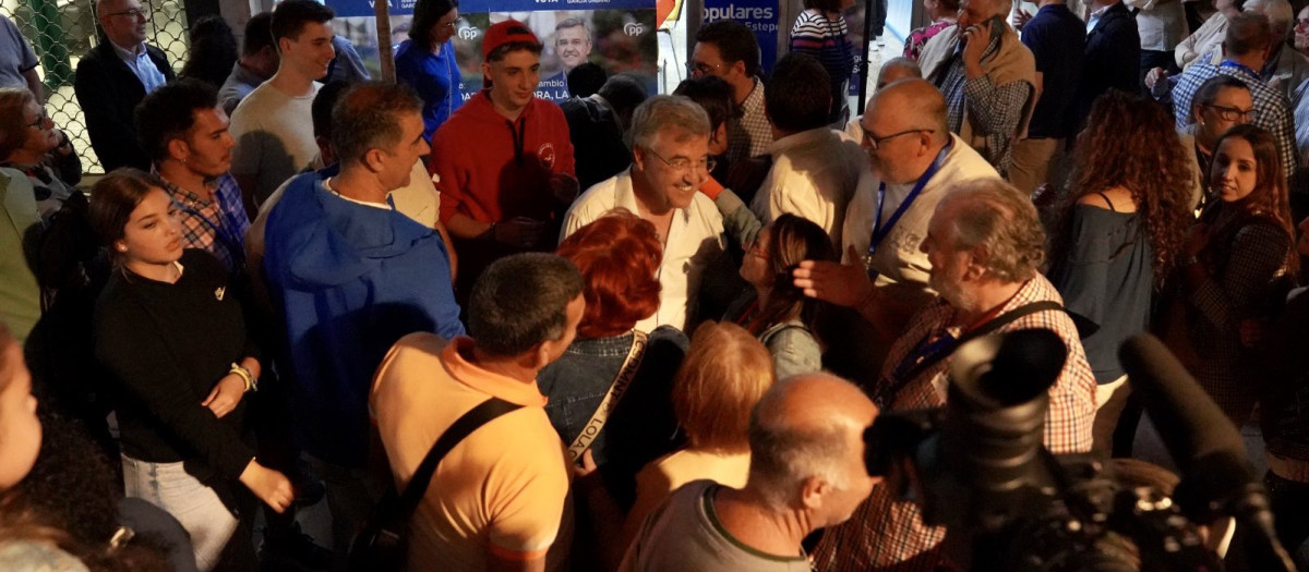 José María García Urbano es felicitado tras su cuarta mayoría absoluta