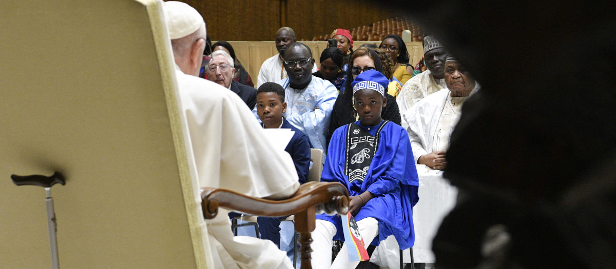 This handout photo taken and released by Vatican Media, the Vatican press office, on May 29, 2023, shows Pope Francis (L) attending a meeting with children from various African nations, on the occasion of "Day for Africa", at the Vatican. (Photo by VATICAN MEDIA / VATICAN MEDIA / AFP) / RESTRICTED TO EDITORIAL USE - MANDATORY CREDIT "AFP PHOTO /  VATICAN MEDIA " - NO MARKETING NO ADVERTISING CAMPAIGNS - DISTRIBUTED AS A SERVICE TO CLIENTS