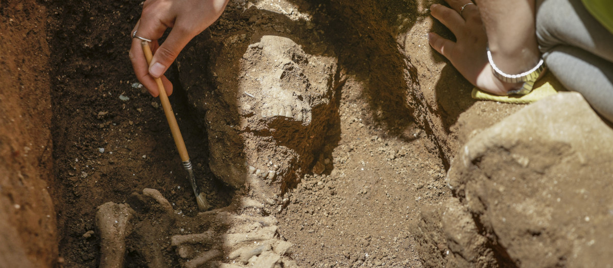 Nueve tumbas con sus restos humanos, cuatro de ellas de época romana, han sido encontradas en las obras de remodelación de la Via Laietana de Barcelona, que se suman a los dos que se localizaron en la misma zona, muy cerca de la catedral.EFE/ Quique García