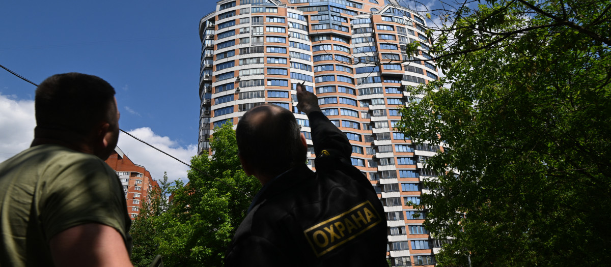 Un edificio de apartamentos de varios pisos resultó levemente afectado tras el ataque con drones en Moscú