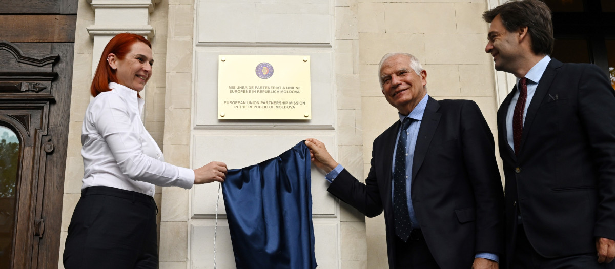 El Alto Representante de la Unión Europea para Asuntos Exteriores y Política de Seguridad, Josep Borrell (2ndR), el Viceprimer Ministro y Ministro de Asuntos Exteriores moldavo, Nicu Popescu (R) y la Ministra del Interior, Ana Revenco