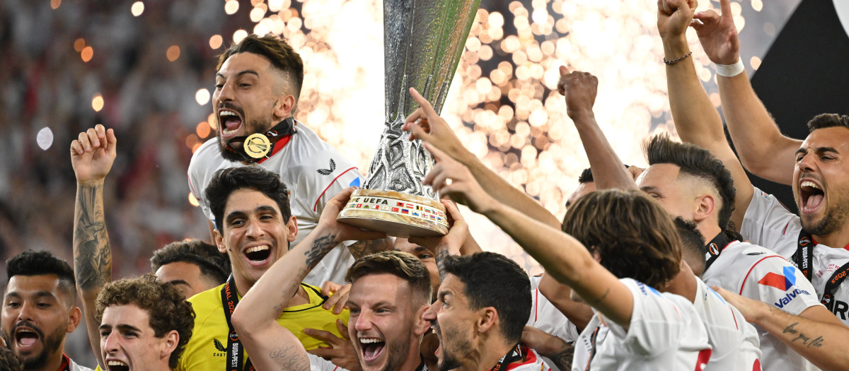 Budapest (Hungary), 31/05/2023.- Sevilla's team captain Ivan Rakitic (C) lifts the trophy after winning the UEFA Europa League final between Sevilla FC and AS Roma in Puskas Arena in Budapest, Hungary, 01 June 2023. Sevilla won the final with 4-1 on penalties. (Hungría) EFE/EPA/Tibor Illyes HUNGARY OUT