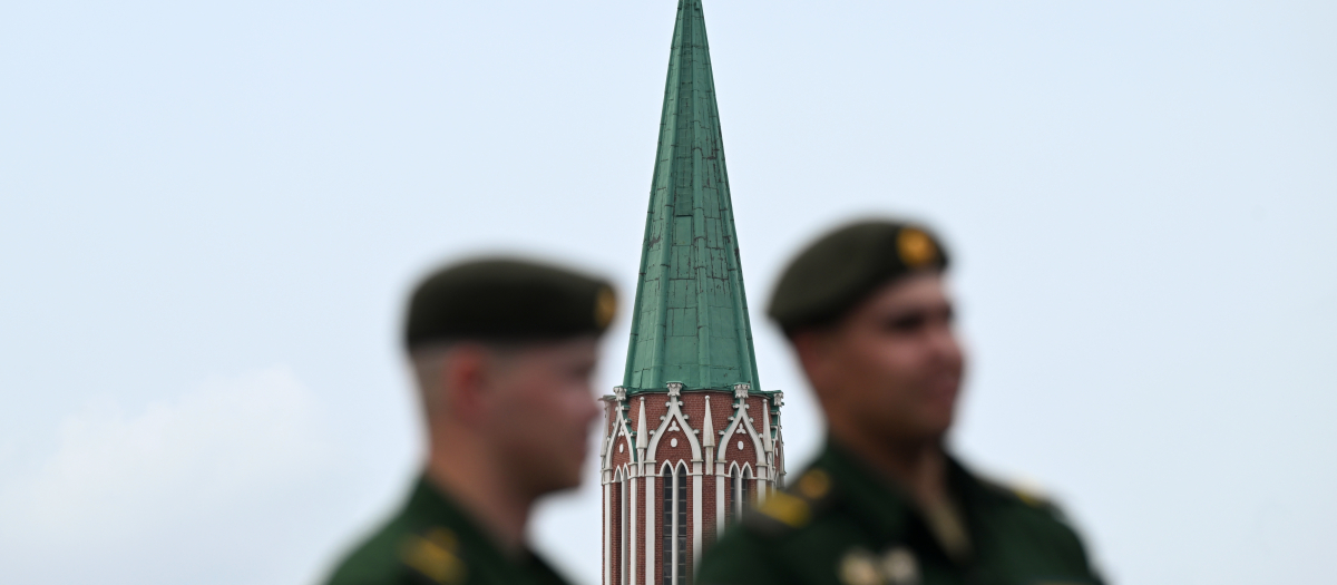 Los militares rusos se muestran frente a una de las torres del Kremlin