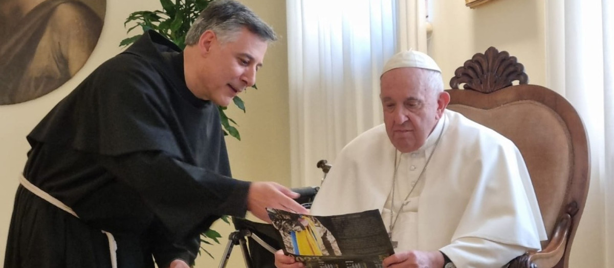 Enzo Fortunato con el Papa Francisco