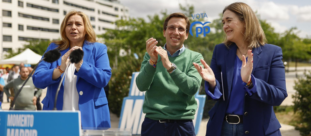 Inmaculada Sanz (i) junto a Martínez-Almeida y Marta Rivera