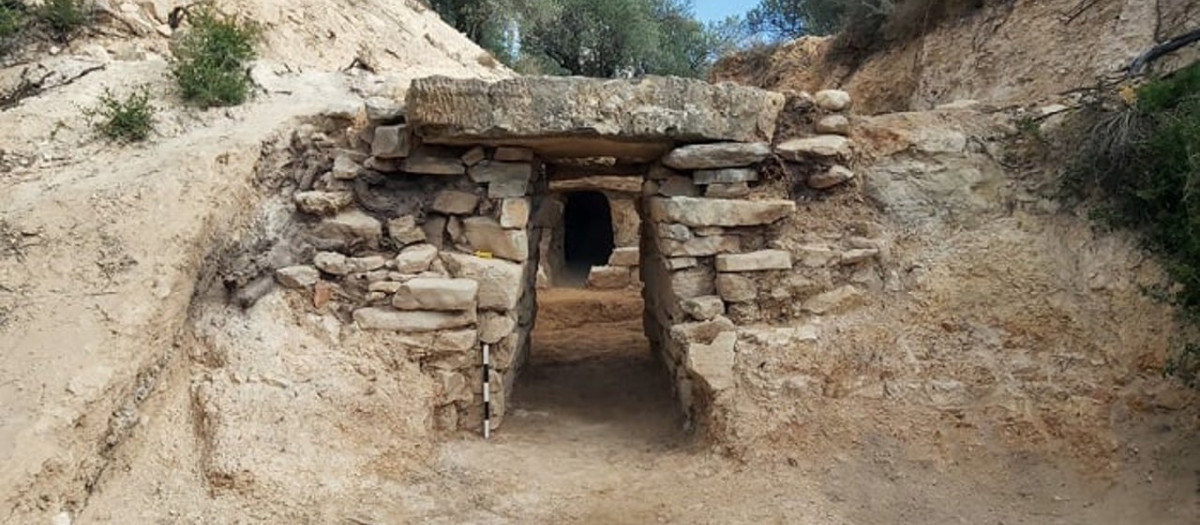 Entrada al tholos micenico recién descubierto en la zona de Grecia centra