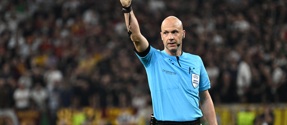 Anthony Taylor, durante la final de la Europa League