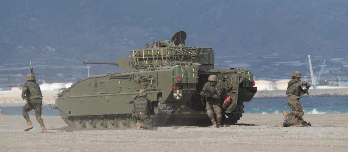 Demostración de vehículos de combate del Ejército de Tierra en la playa