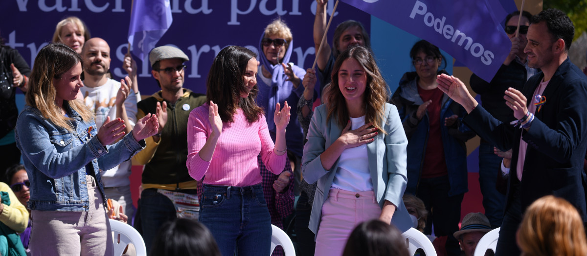 (I-D) La candidata de Podemos a la Presidencia de la Comunidad de Madrid, Alejandra Jacinto; la ministra de Derechos Sociales y Agenda 2030, Ione Belarra; la ministra de Igualdad, Irene Montero;  y el candidato de Podemos a la Alcaldía de Madrid, Roberto Sotomayor; participan en el acto de campaña 'Valentía y Orgullo para transformar Madrid', en la Plaza Pedro Zerolo, a 13 de mayo, en Madrid (España). En este mitin que se celebra en el marco de la campaña electoral para los comicios del 28M se aboga por un Madrid con más derechos para todas, todos y todes.
13 MAYO 2023;PODEMOS;UNIDAS PODEMOS;IZQUIERDA UNIDA;ALIANZA VERDE;MITIN;CAMPAÑA ELECTORAL;28M;FORMACIÓN MORADA;ROPA MORADA;BANDERAS;
Fernando Sánchez / Europa Press
13/5/2023