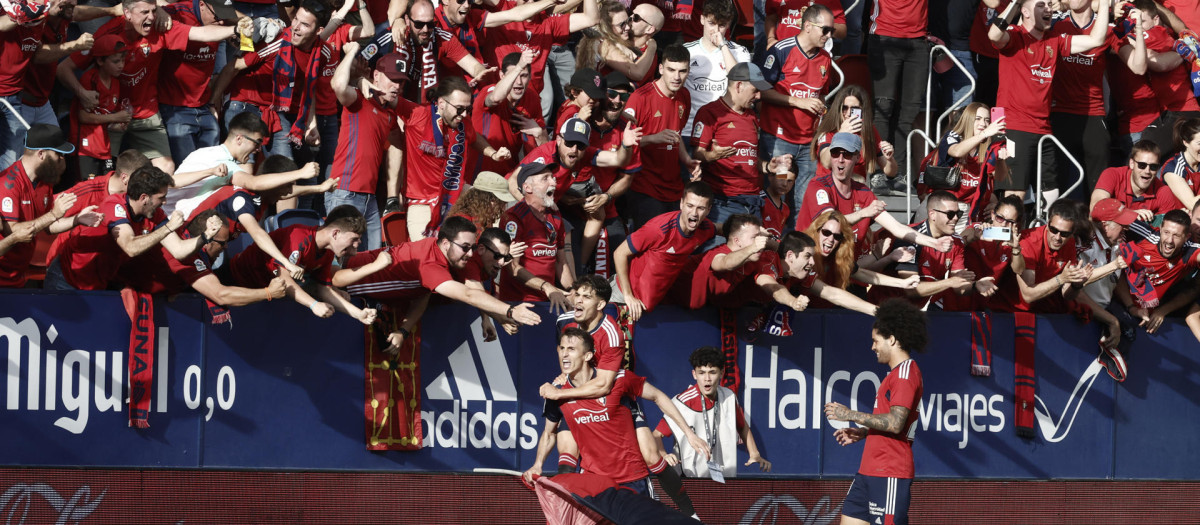 Ante Budimir celebra con la afición de Osasuna uno de los goles ante el Girona