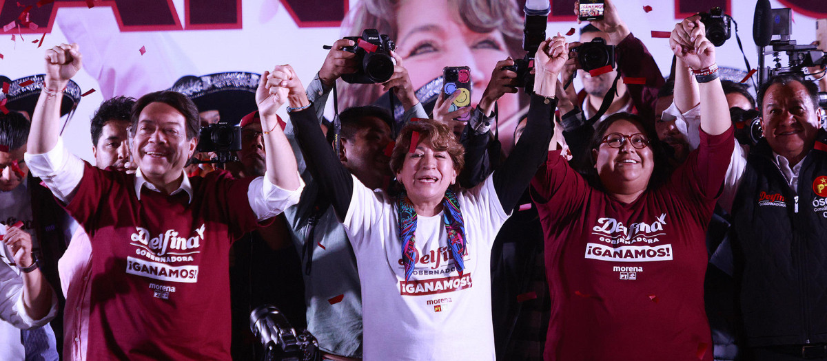 MEX6969. TOLUCA (MÉXICO), 04/06/2023.- La candidata a la gubernatura del Estado de México por la coalición de los partidos MORENA, PVEM y PT, Delfina Gómez (c), festeja su triunfo durante la jornada electoral, hoy, en Toluca (México). Las elecciones en los estados de Coahuila (norte) y el Estado de México (centro), el más poblado del país, celebradas este domingo confirmaron el auge del gobernante Movimiento Regeneración Nacional (Morena), el partido del presidente Andrés Manuel López Obrador. EFE/Felipe Gutiérrez