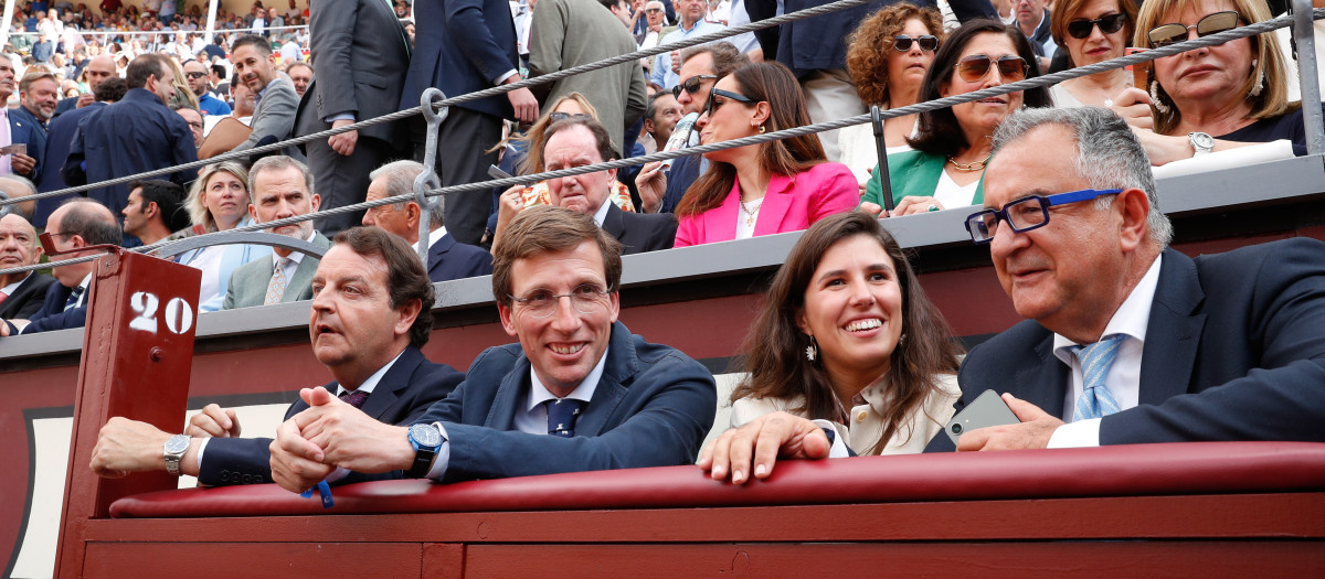 José Luis Martínez-Almeida, junto a su novia, Teresa Urquijo y Moreno