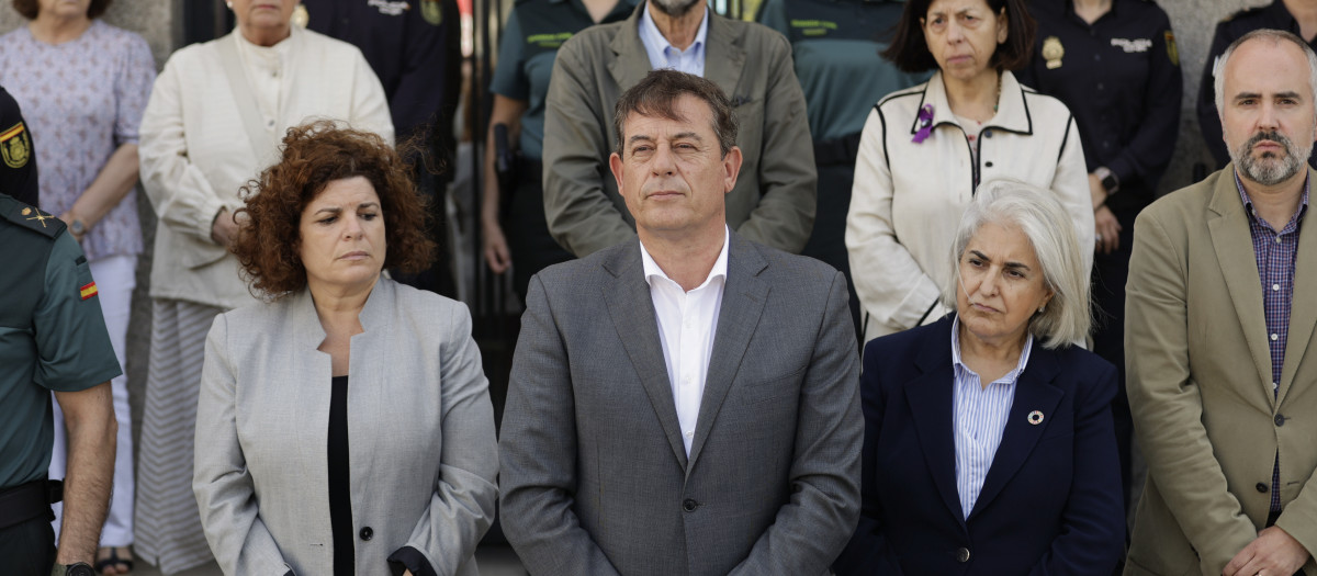 A CORUÑA, 05/06/23.- El delegado del Gobierno en Galicia, José Ramón Gómez Besteiro (c), acompañado por la subdelegada, María Rivas (c-i), y la responsable de Igualdad de la Delegación del Gobierno, María Debén (c-d), participan en el minuto de silencio convocado este lunes en A Coruña con motivo del reciente asesinato machista de Ana Vanessa S. en Oia (Pontevedra). EFE/Cabalar