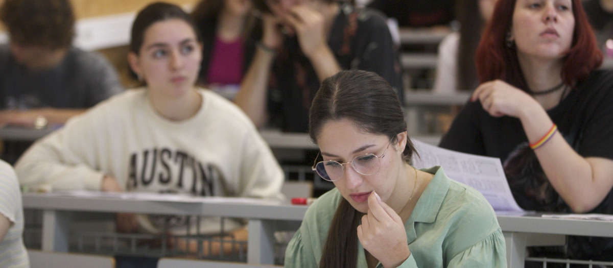 Varios estudiantes comienzan su primer examen de la EBAU en el Campus de Espinardo de la UCM