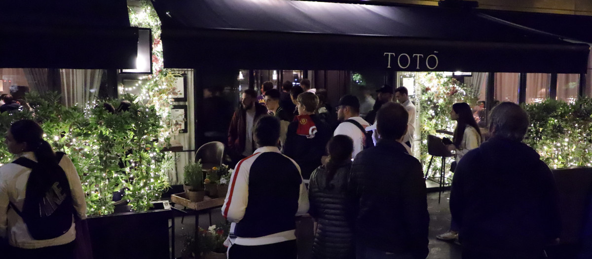 Fans de Ronaldo esperando fuera del restaurante Toto, en Madrid