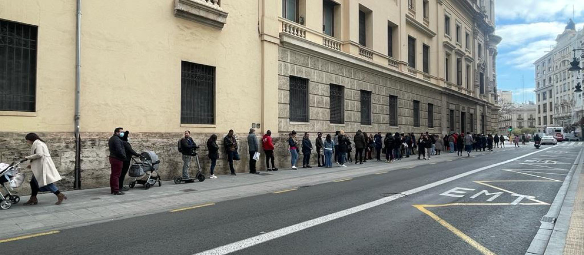 Imagen cotidiana en el padrón del Ayuntamiento de Valencia, con interminables colas.