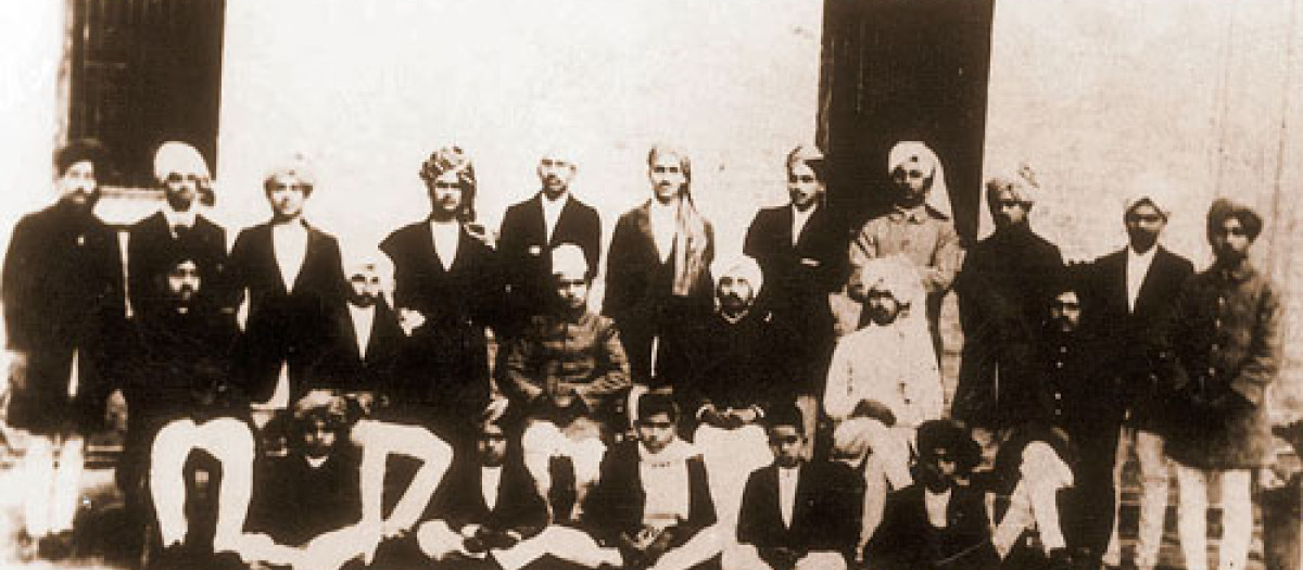 Fotografía del personal y de los estudiantes del Colegio Nacional, Lahore, fundado en 1921 por Lala Lajpat Rai