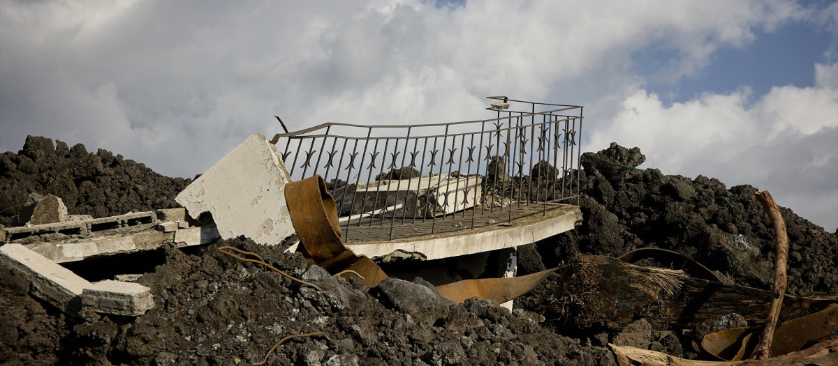 Destrozos cercanos a la vía LP-213, de la carretera de Puerto Naos