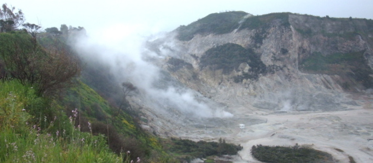 Imagen de la caldera volcánica de Campos Flégreos