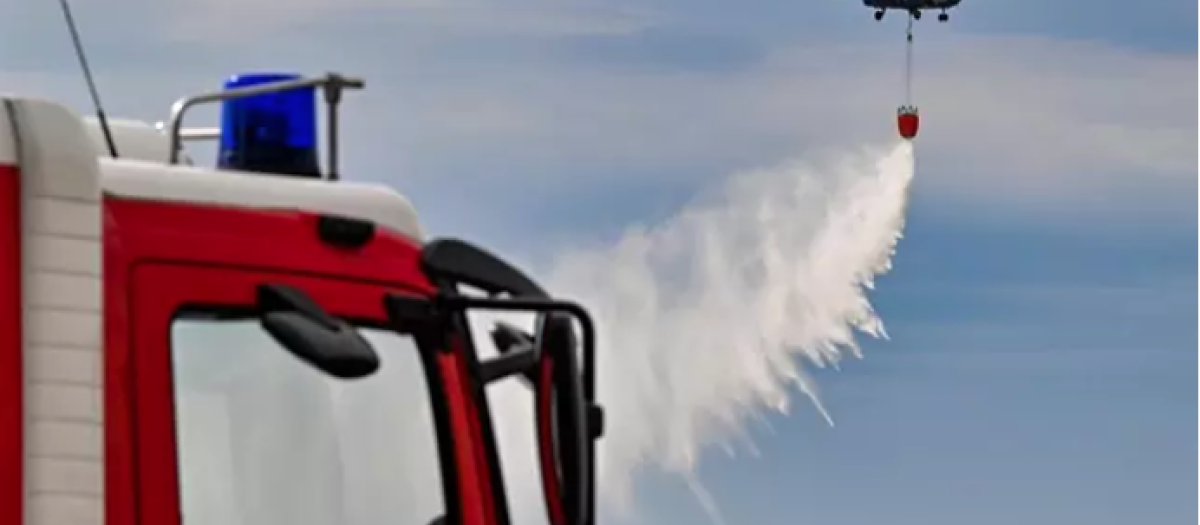 La Policía Federal de Alemania sobrevuela el aeródromo de Muencheberg-Eggersdorf durante un ejercicio previo a la temporada de incendios forestales