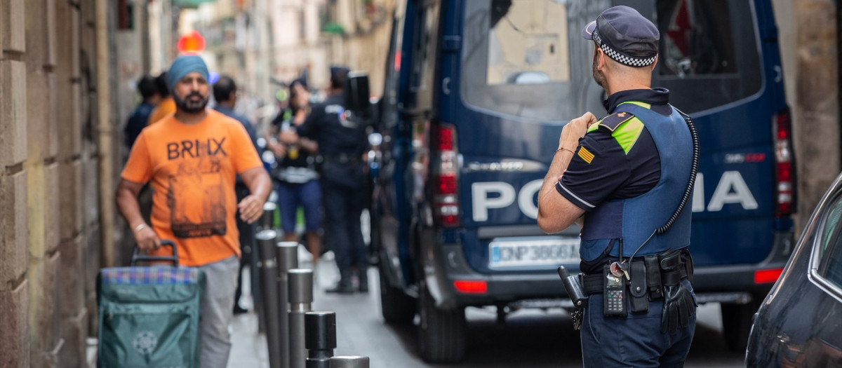 Un mosso d'esquadra, en el barrio de El Raval, en el centro de Barcelona