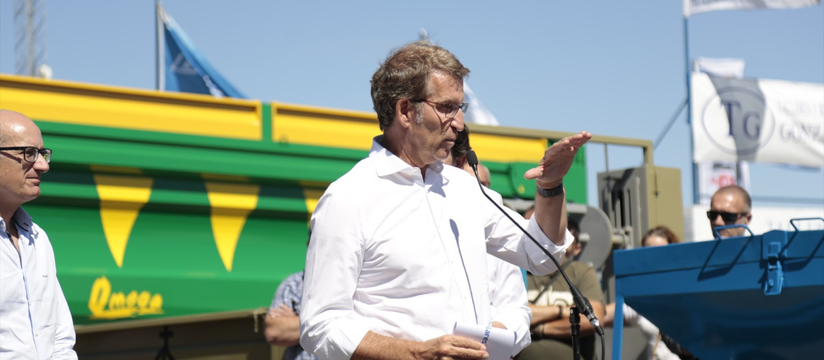 El presidente del PP, Alberto Núñez Feijóo, comparece durante su visita a la Feria agropecuaria SALAMAQ, a 5 de septiembre de 2022, en Salamanca, Castilla y León (España). Salamaq’22, que engloba la Feria del Sector Agropecuario y la 33ª Exposición Internacional de Ganado Puro, se desarrolla del 2 al 6 de septiembre con el fin de servir de referencia y epicentro del sector primario de España. Esta edición cuenta con 461 expositores únicos, procedentes de 34 provincias de 15 comunidades autónomas y de tres regiones de Portugal, con una ocupación de más de 41.500 metros cuadrados.
05 SEPTIEMBRE 2022;FEIJOO;SALAMANCA;AGRICULTURA;FERIA;SALAMANCA;AFROPECUARIA;CAMPO;TRABAJO;VACAS;GANADEROS
Manuel Ángel Laya / Europa Press
(Foto de ARCHIVO)
05/9/2022