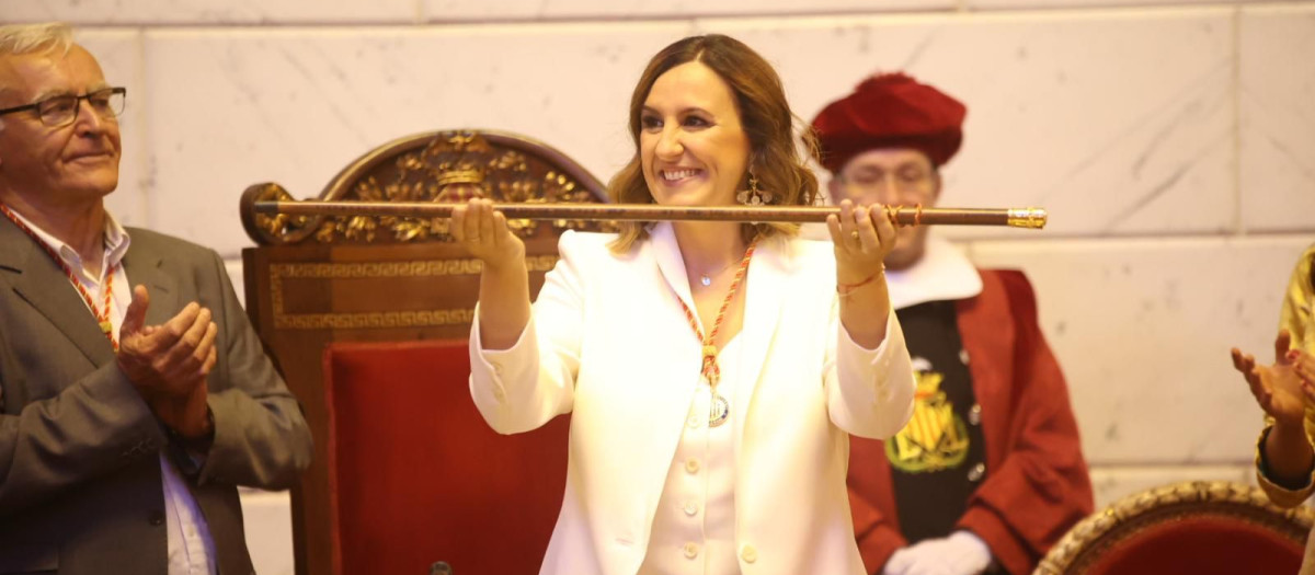 La alcaldesa de Valencia, María José Catalá, con el bastón de mando.