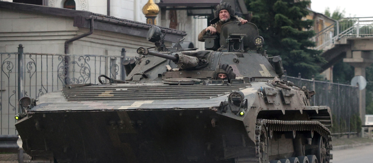 Soldados ucranianos conducen un vehículo de combate de infantería BMP en Donetsk