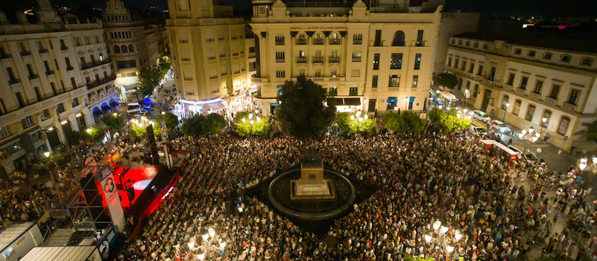 La Plaza de las Tendillas durante la Noche Blanca del Flamenco