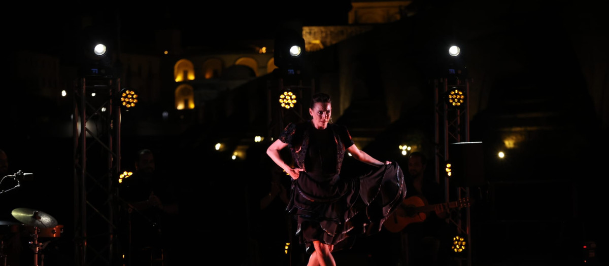 La Piñona bailando en la Noche Blanca del Flamenco